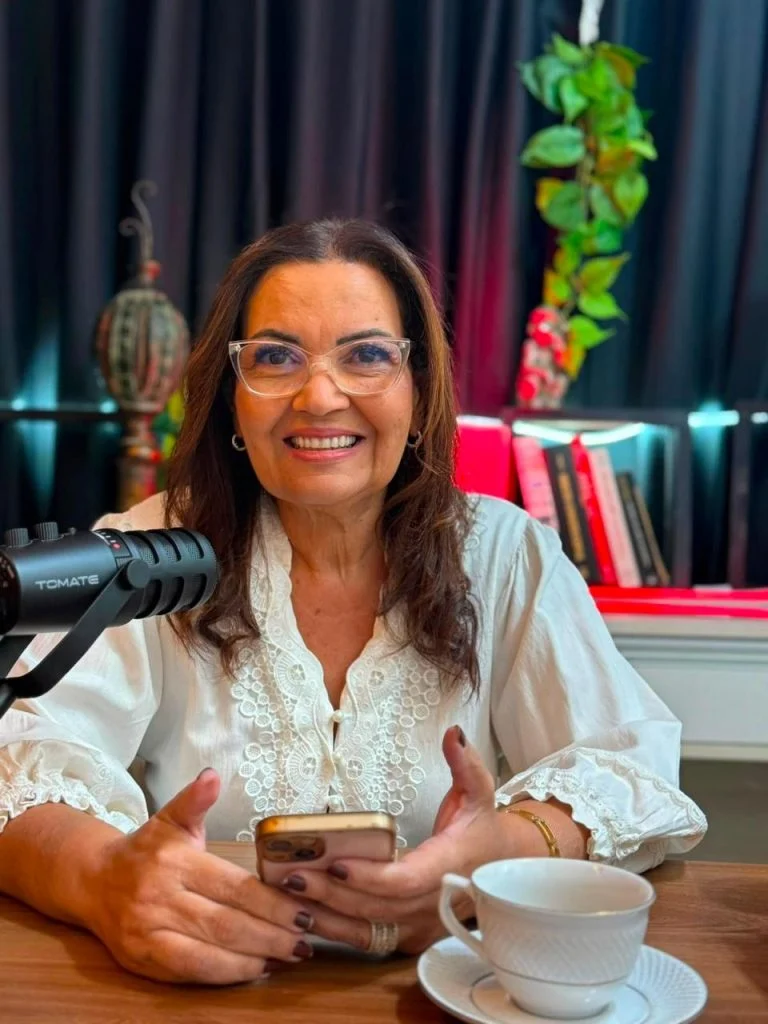 Marildes Ferreira durante entrevista, sentada diante de um microfone