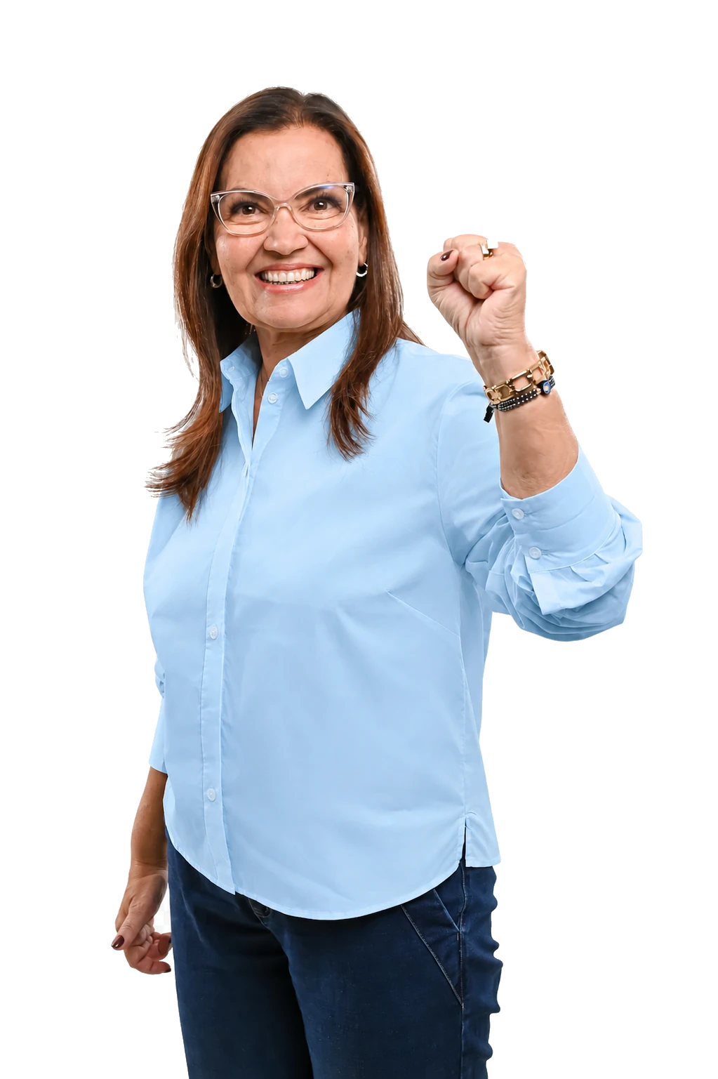 Marildes sorrindo, com camisa azul e o punho erguido